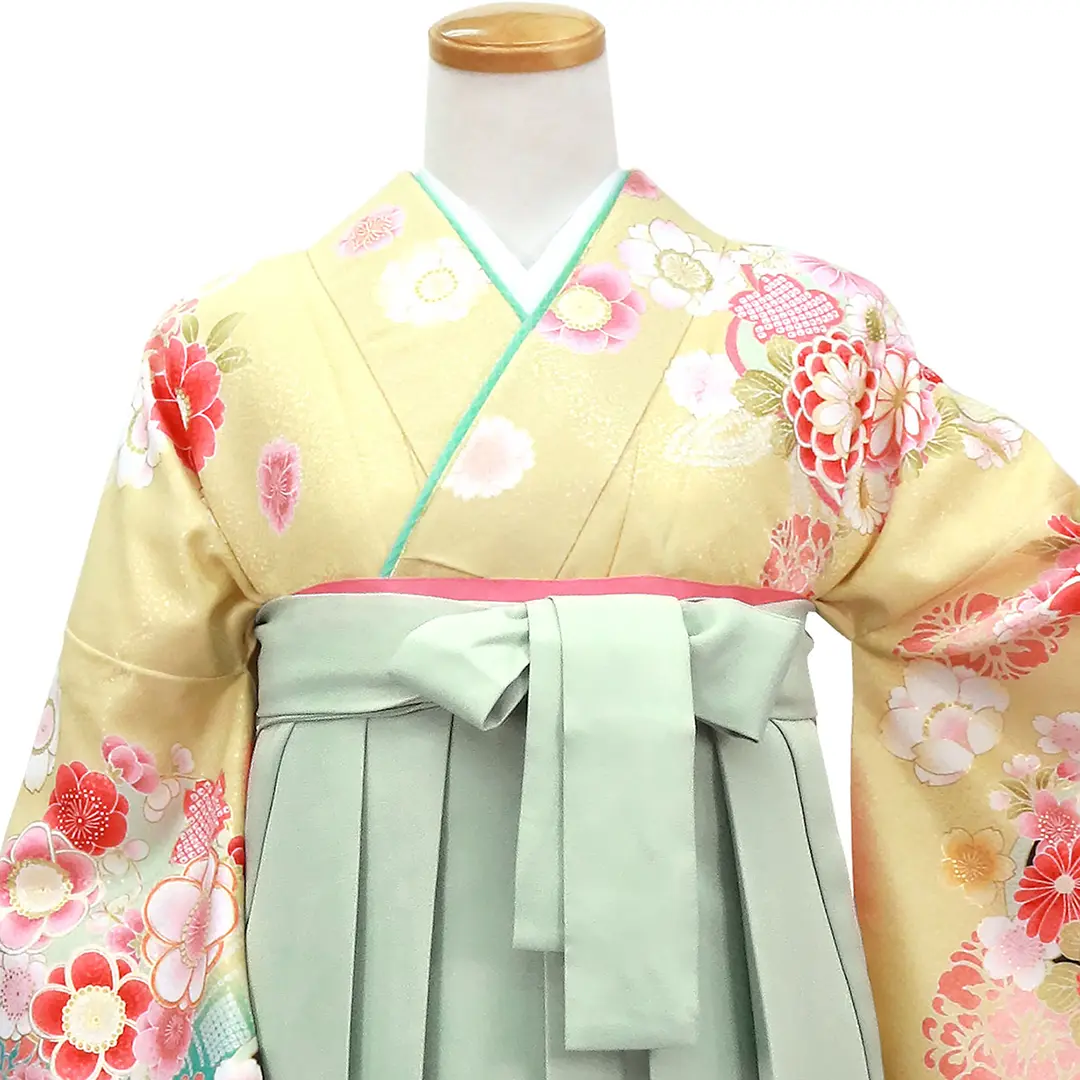 【人気セット】女郎花（おみなえし）色に牡丹と桜・くすみグリーン袴（無地） （二尺袖）／卒業式／正面詳細