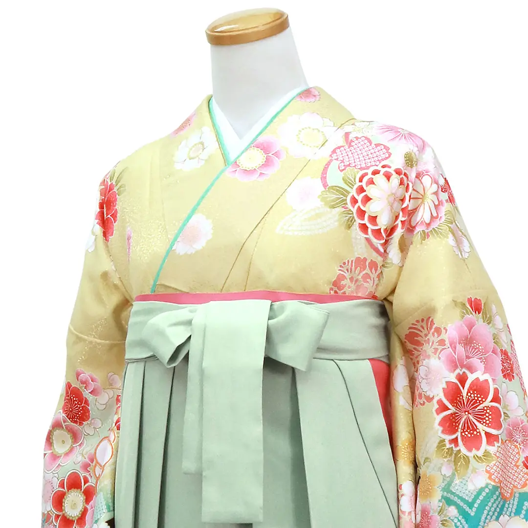 【人気セット】女郎花（おみなえし）色に牡丹と桜・くすみグリーン袴（無地） （二尺袖）／卒業式／斜め詳細
