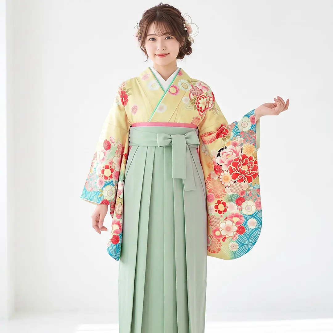【人気セット】女郎花（おみなえし）色に牡丹と桜・くすみグリーン袴（無地） （二尺袖）／卒業式／着用イメージ