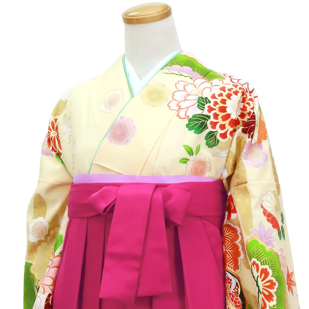 【人気セット】クリーム色地に花と貝桶・中紅袴（無地） （二尺袖）／卒業式／斜め詳細