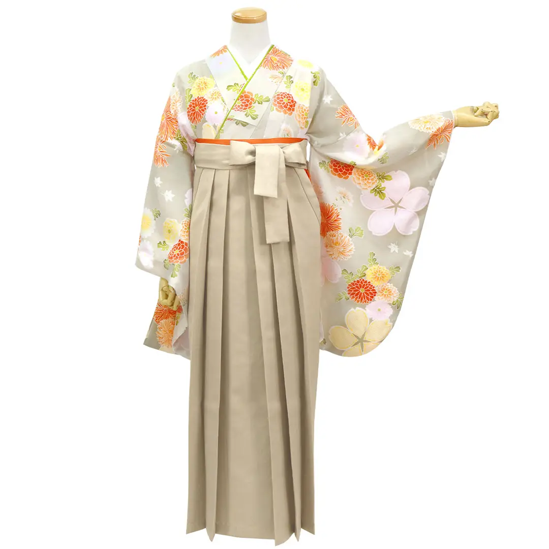 白花色に菊と疋田桜・グレージュ袴（二尺袖）／卒業式／正面