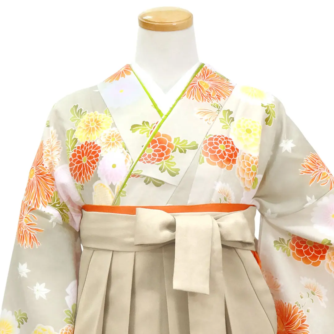 白花色に菊と疋田桜・グレージュ袴（二尺袖）／卒業式／正面詳細