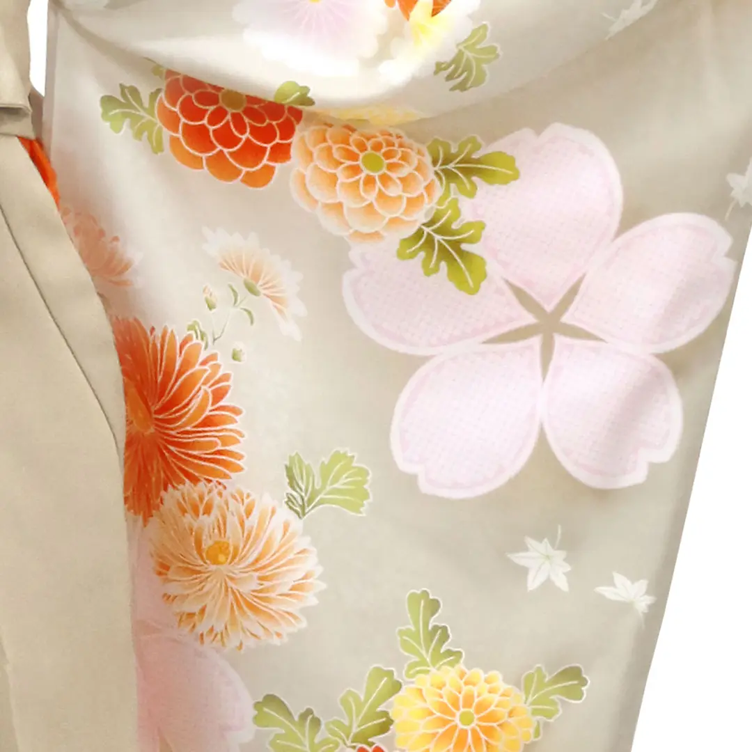 白花色に菊と疋田桜・グレージュ袴（二尺袖）／卒業式／柄詳細