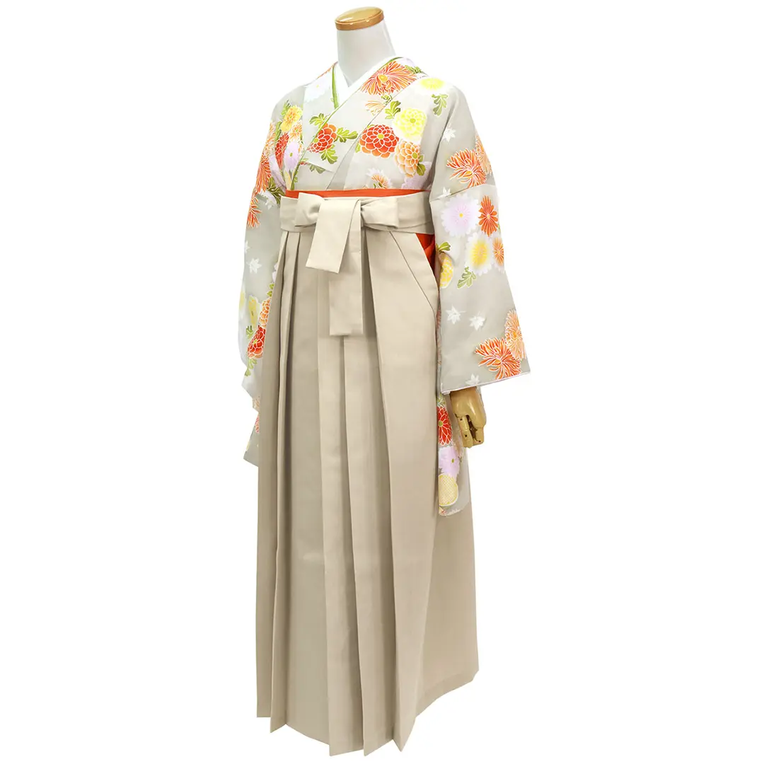 白花色に菊と疋田桜・グレージュ袴（二尺袖）／卒業式／斜め