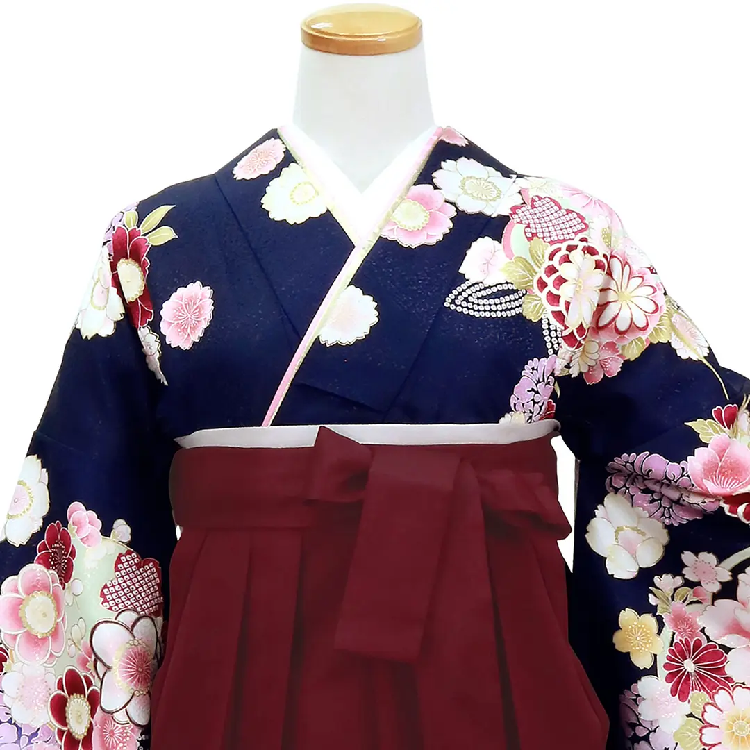 紺色に牡丹と桜・臙脂袴（無地）（二尺袖）／卒業式／正面詳細