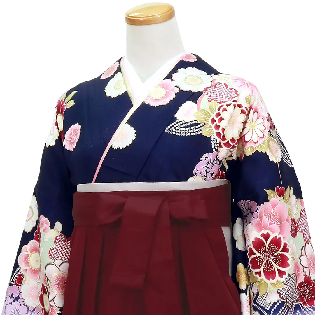 紺色に牡丹と桜・臙脂袴（無地）（二尺袖）／卒業式／斜め詳細