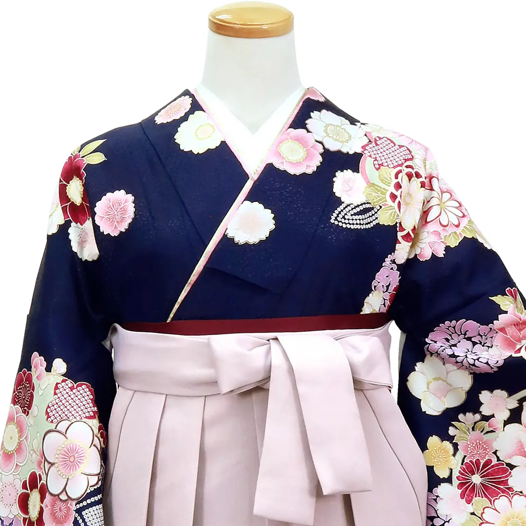 【人気セット】紺色に牡丹と桜・くすみピンク袴（無地） （二尺袖）／卒業式／正面詳細