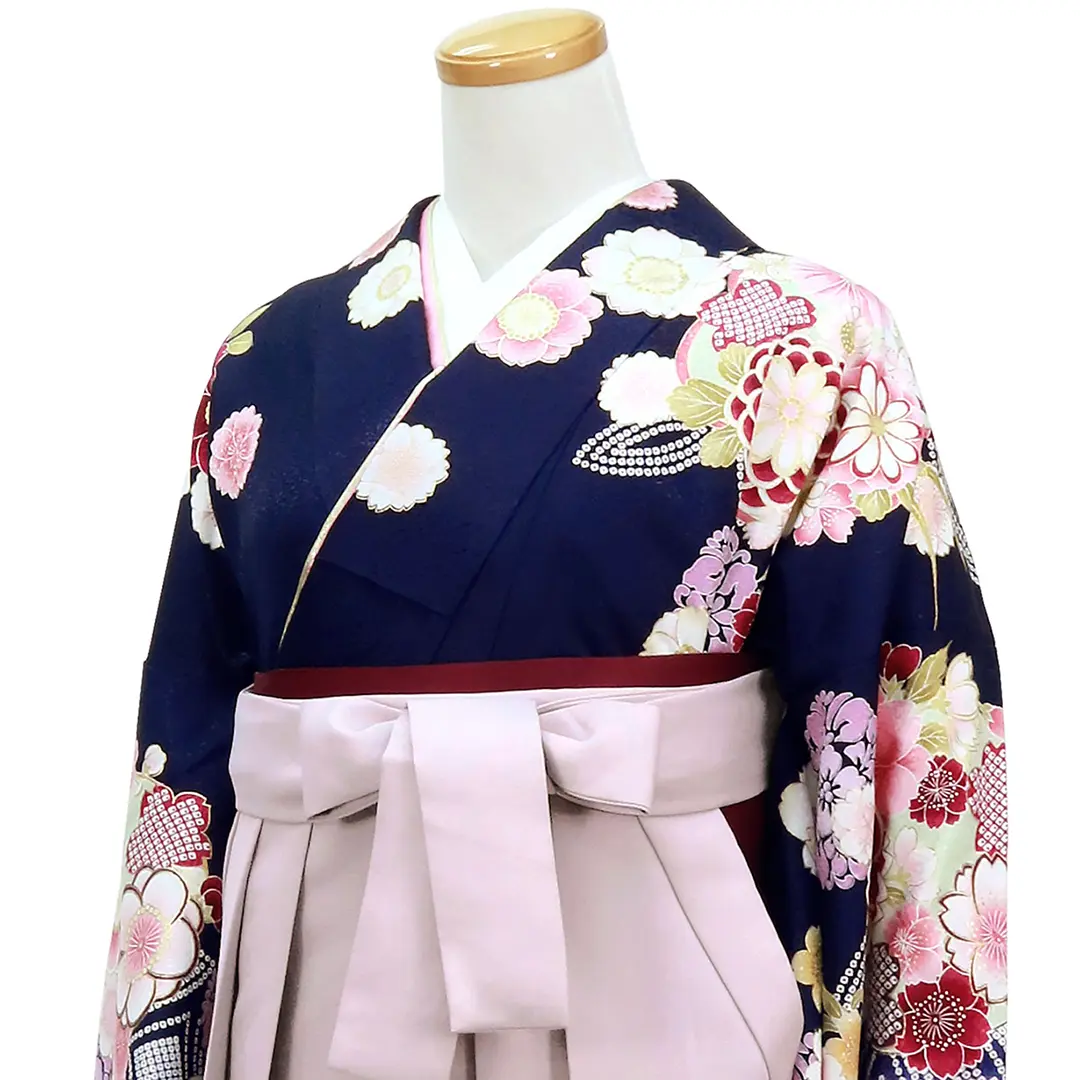 【人気セット】紺色に牡丹と桜・くすみピンク袴（無地） （二尺袖）／卒業式／斜め詳細