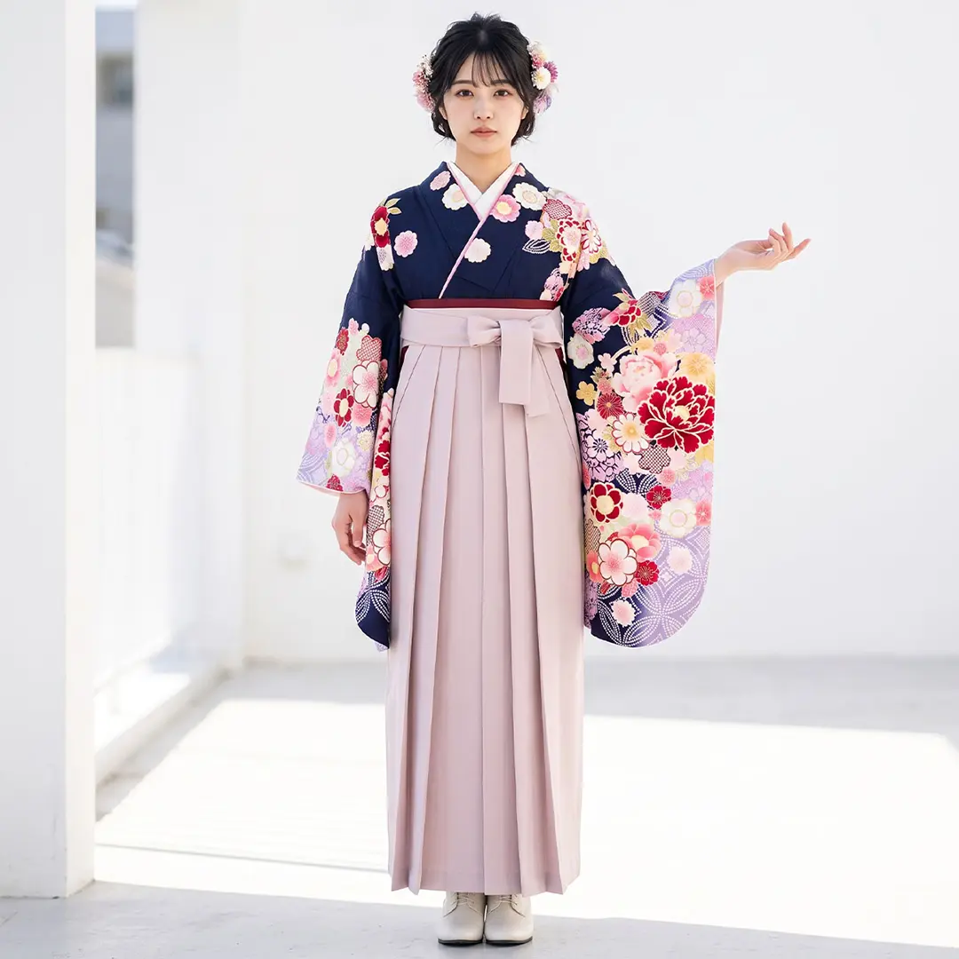 紺色に牡丹と桜・くすみピンク袴（無地） （二尺袖）／卒業式／着用イメージ