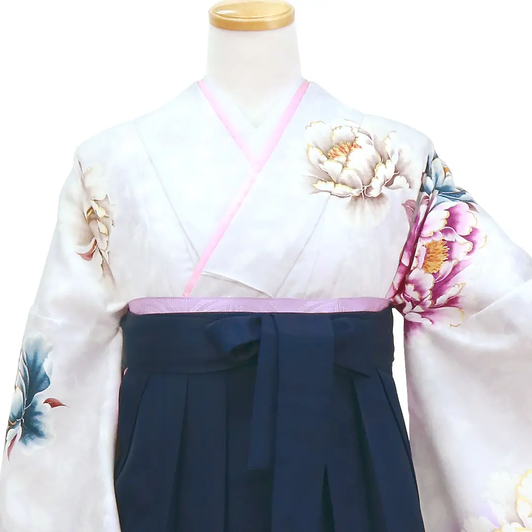 淡藤色に大輪の牡丹・紺袴（無地）（二尺袖）／卒業式／正面詳細