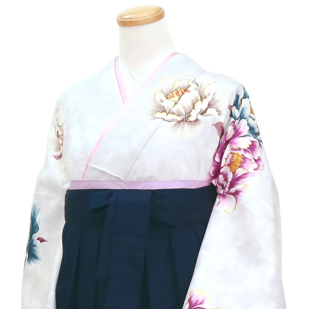 淡藤色に大輪の牡丹・紺袴（無地）（二尺袖）／卒業式／斜め詳細
