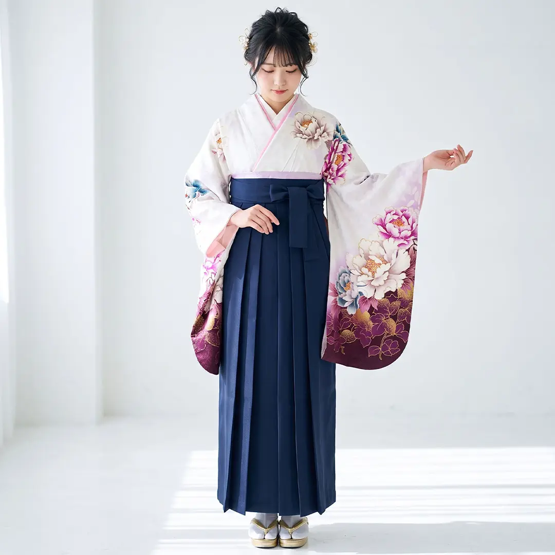 淡藤色に大輪の牡丹・紺袴（無地）（二尺袖）／卒業式／着用イメージ
