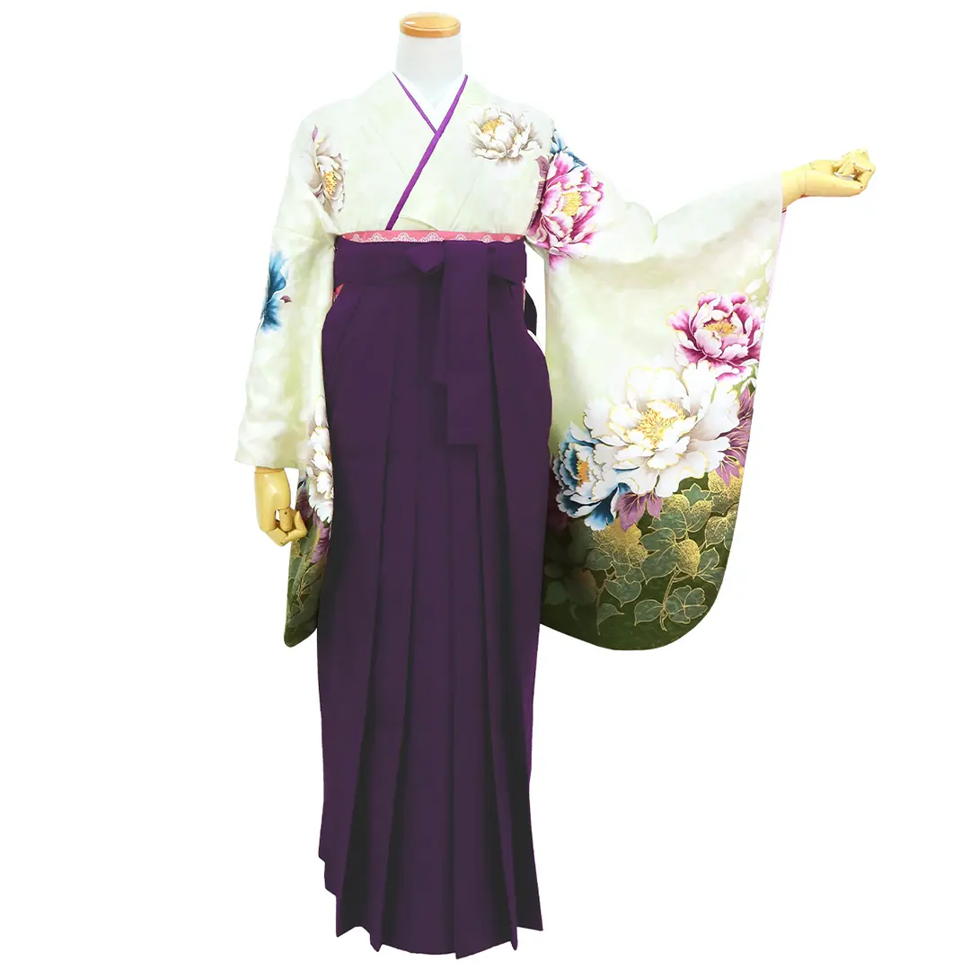 淡黄緑色に大輪の牡丹・紫袴（無地）（二尺袖）／卒業式／正面