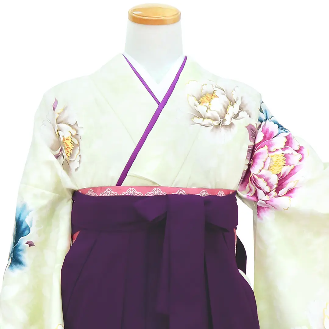 淡黄緑色に大輪の牡丹・紫袴（無地）（二尺袖）／卒業式／正面詳細