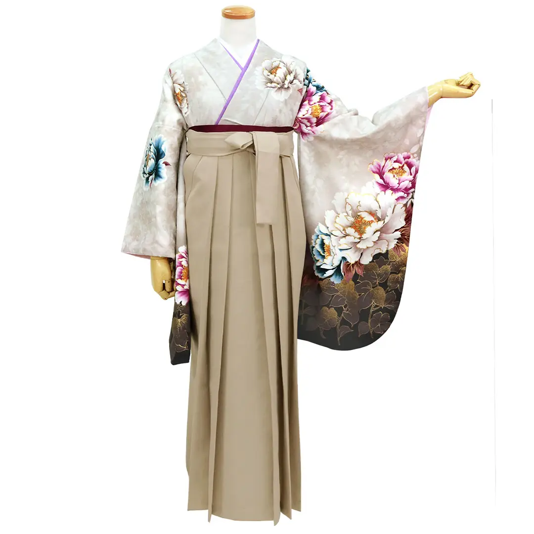 白灰地に大輪の牡丹・グレージュ袴（無地）（二尺袖）／卒業式／正面