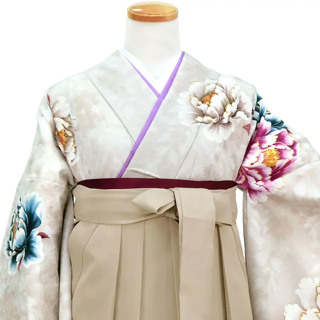 白灰地に大輪の牡丹・グレージュ袴（無地）（二尺袖）／卒業式／正面詳細