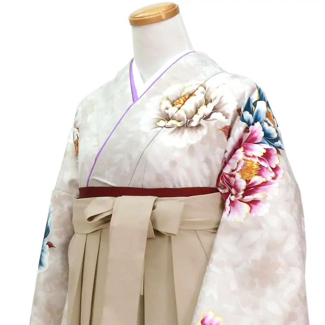 白灰地に大輪の牡丹・グレージュ袴（無地）（二尺袖）／卒業式／斜め詳細