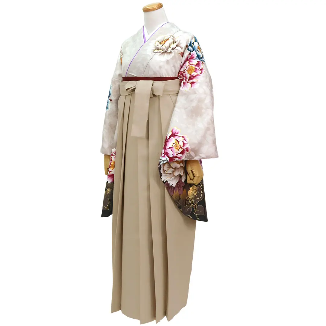 白灰地に大輪の牡丹・グレージュ袴（無地）（二尺袖）／卒業式／斜め