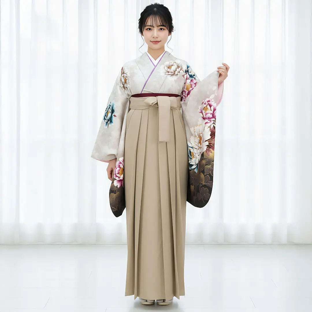 白灰地に大輪の牡丹・グレージュ袴（無地）（二尺袖）／卒業式／着用イメージ    