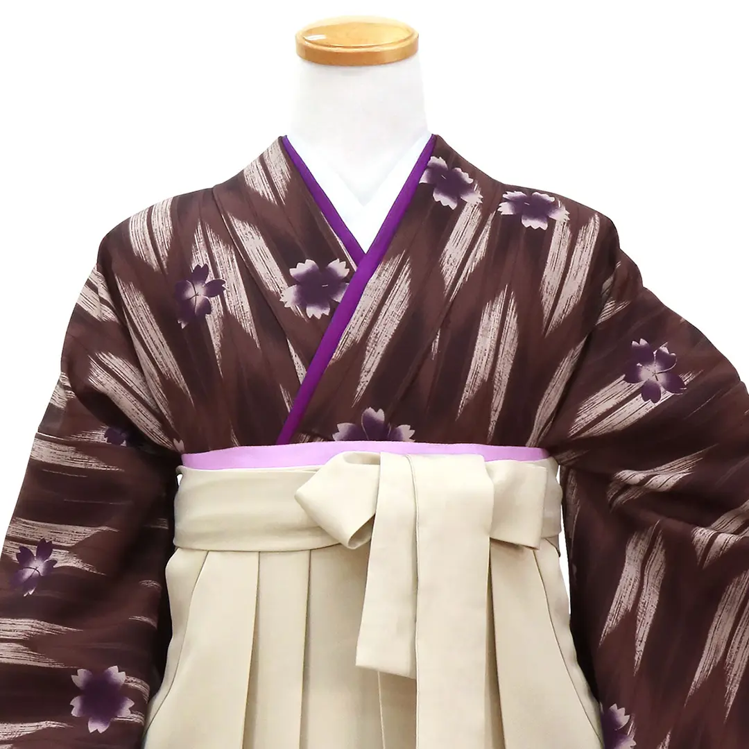 茶色地に矢絣と桜・グレージュ袴（無地） （二尺袖）／卒業式 正面詳細