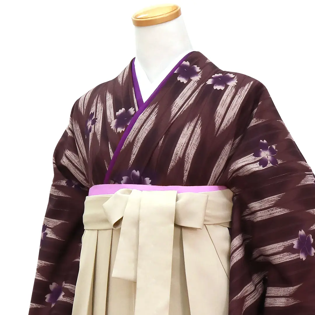茶色地に矢絣と桜・グレージュ袴（無地） （二尺袖）／卒業式 斜め詳細