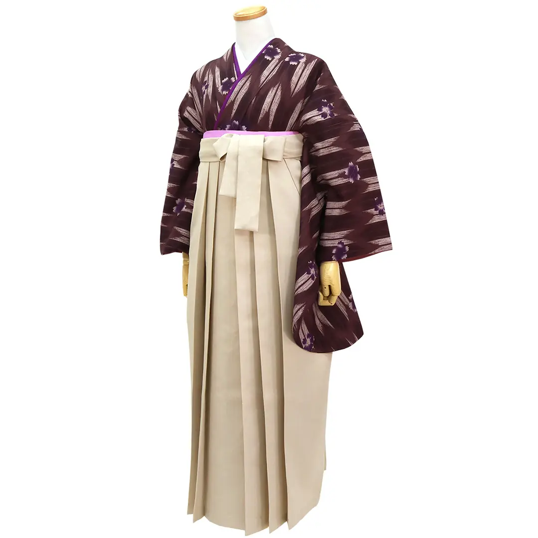 茶色地に矢絣と桜・グレージュ袴（無地） （二尺袖）／卒業式 斜め
