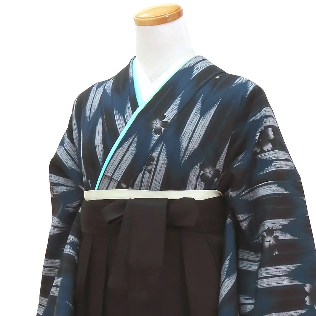 青地に矢絣と桜・黒袴（無地） （二尺袖）／卒業式 斜め詳細
