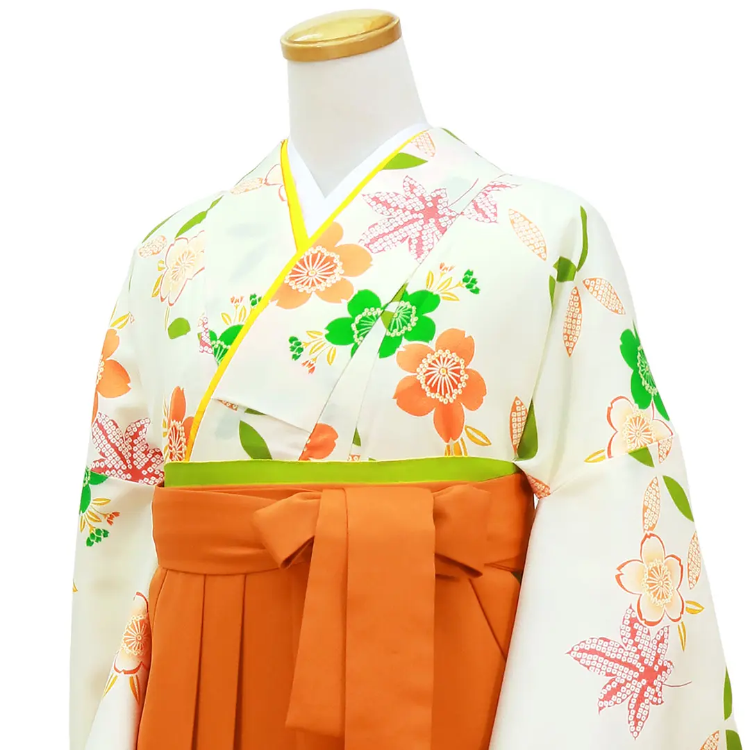 【人気セット】アイボリー地にオレンジと緑の桜・オレンジ袴（無地） （二尺袖）／卒業式／斜め詳細