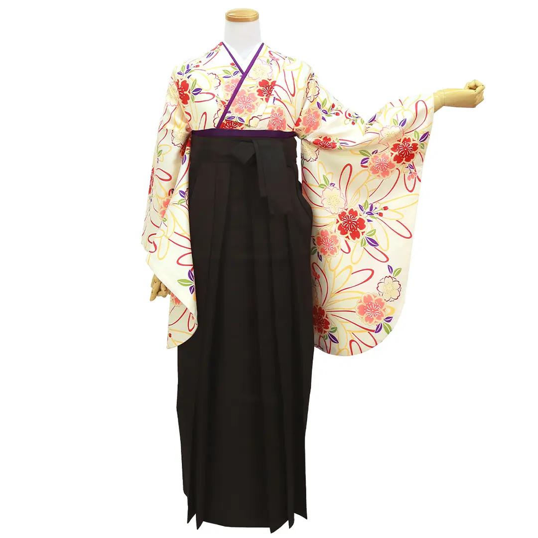 アイボリー地に菊と桜・黒袴（無地） （二尺袖）／卒業式／正面