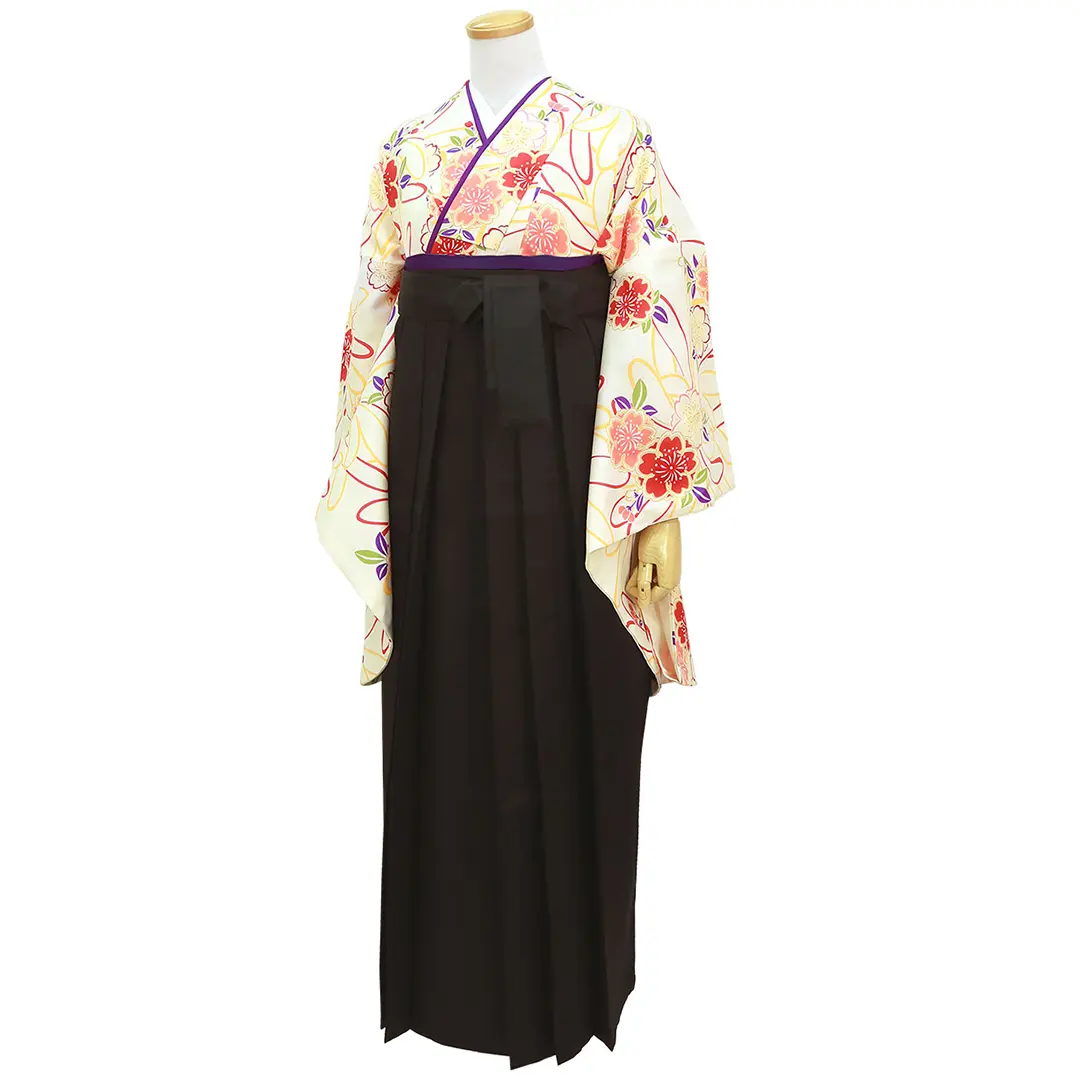 アイボリー地に菊と桜・黒袴（無地） （二尺袖）／卒業式／斜め
