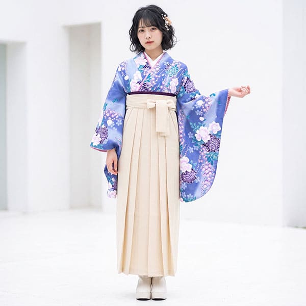 薄花桜地に藤とシャクヤクと菊・アイボリー袴（無地） （二尺袖