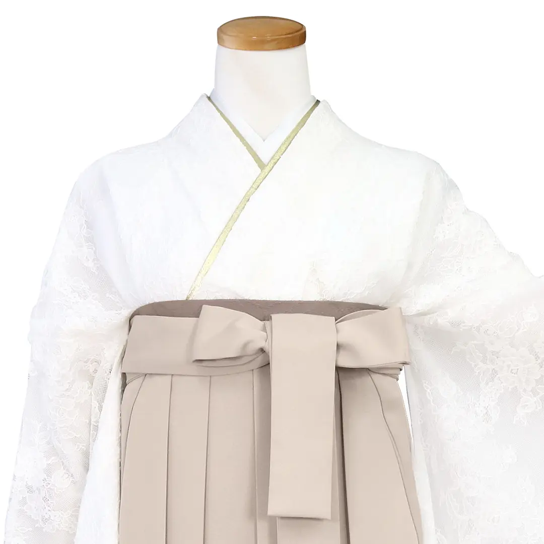 ホワイトのレース振袖・グレージュ袴（無地） （振袖）／卒業式／正面詳細