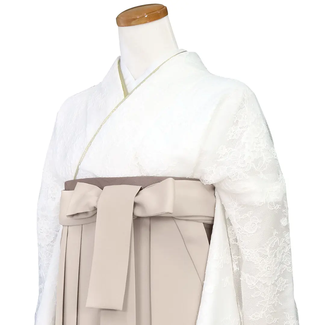 ホワイトのレース振袖・グレージュ袴（無地） （振袖）／卒業式／斜め詳細