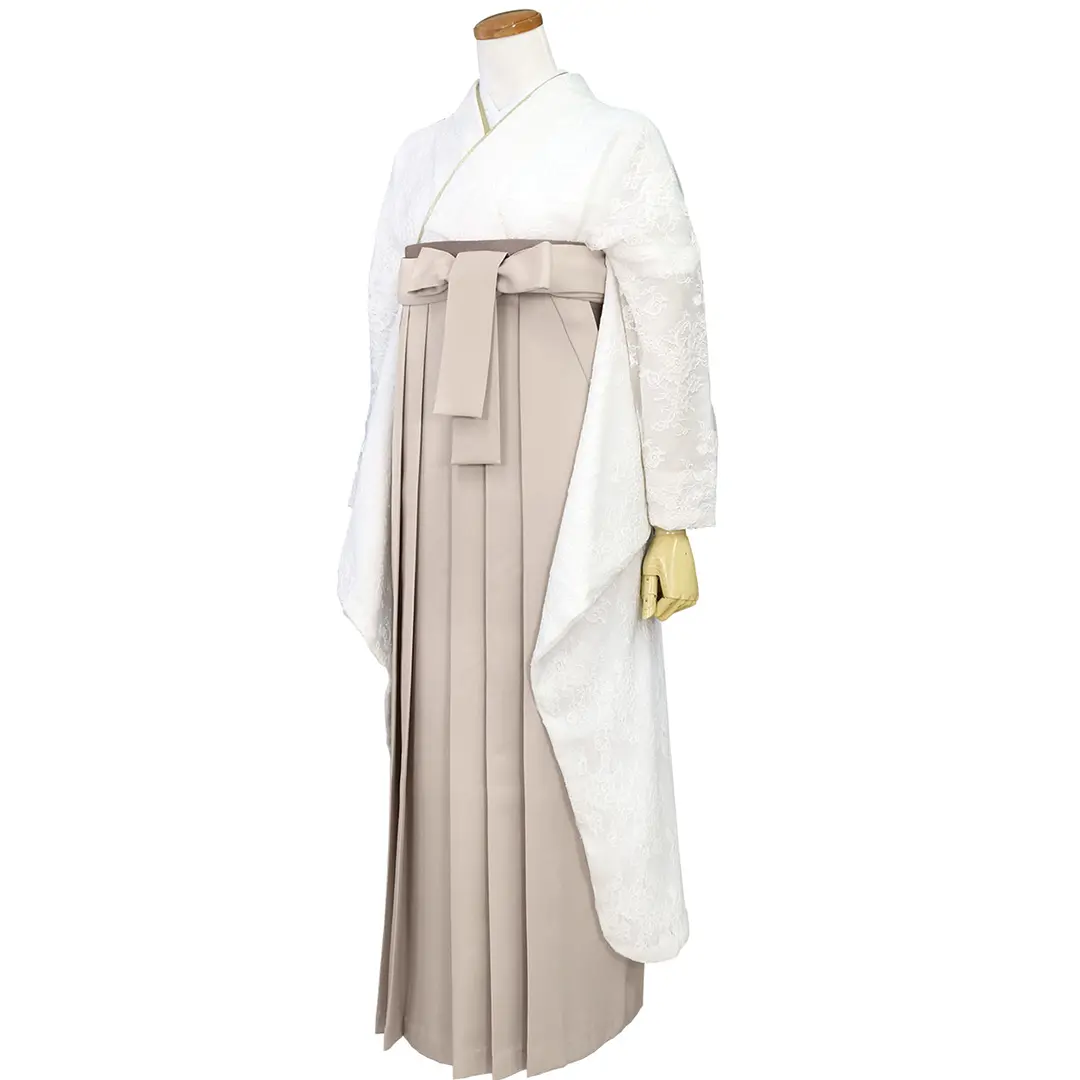 ホワイトのレース振袖・グレージュ袴（無地） （振袖）／卒業式／斜め