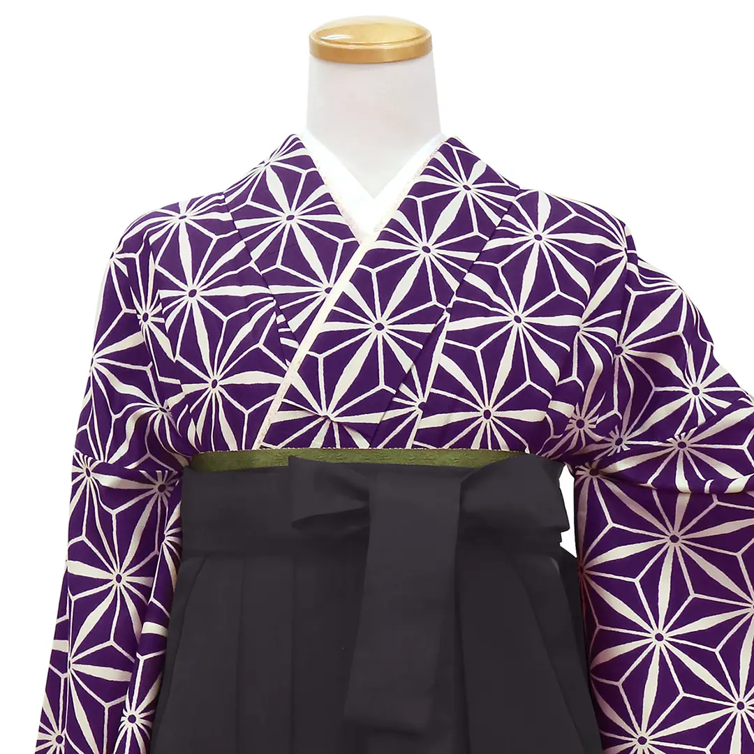 紫地に麻の葉・黒袴（無地）（二尺袖）／卒業式／正面詳細