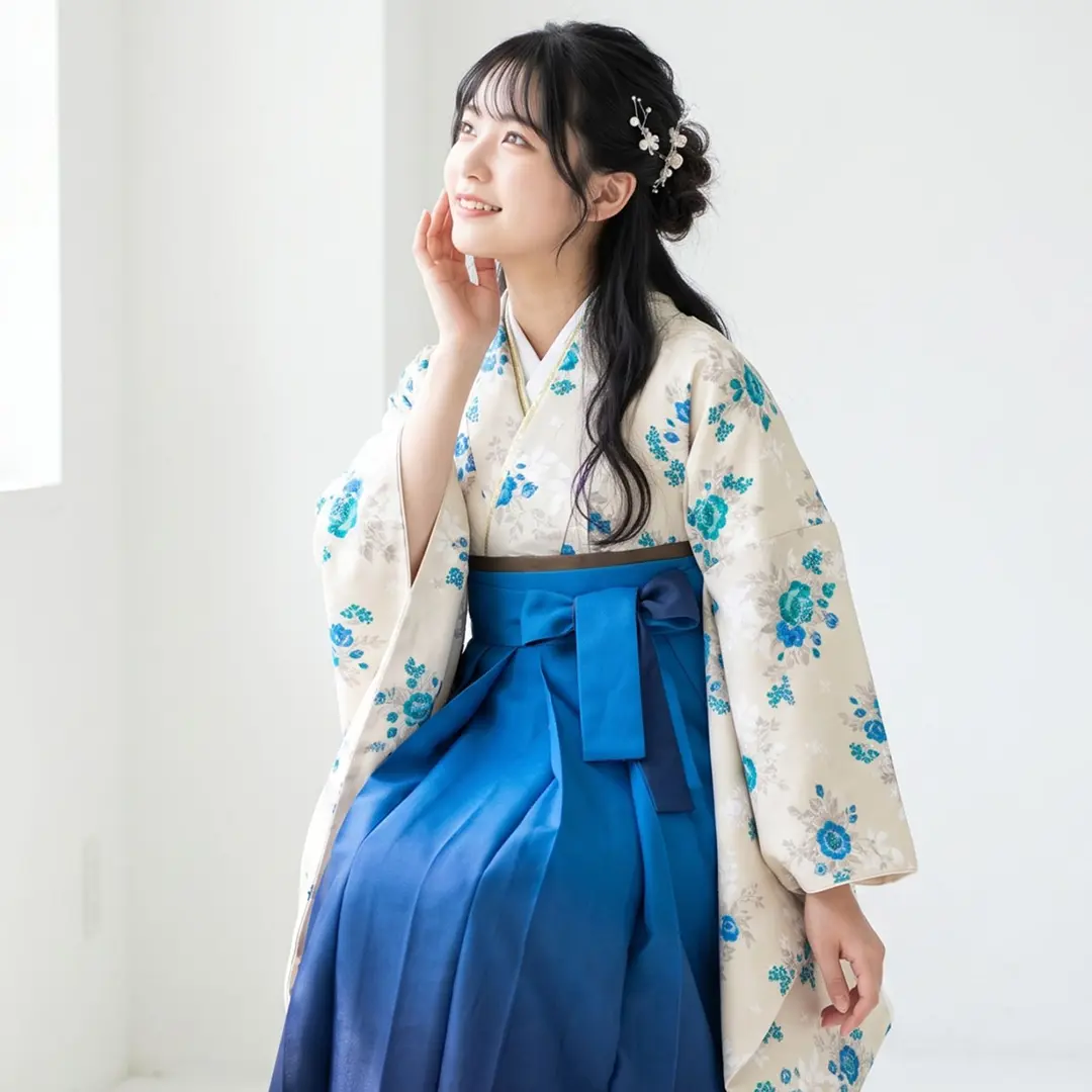 グレージュにブルーとエメラルドグリーンの小花・青袴（ぼかし） （二尺袖）／卒業式／着用イメージ