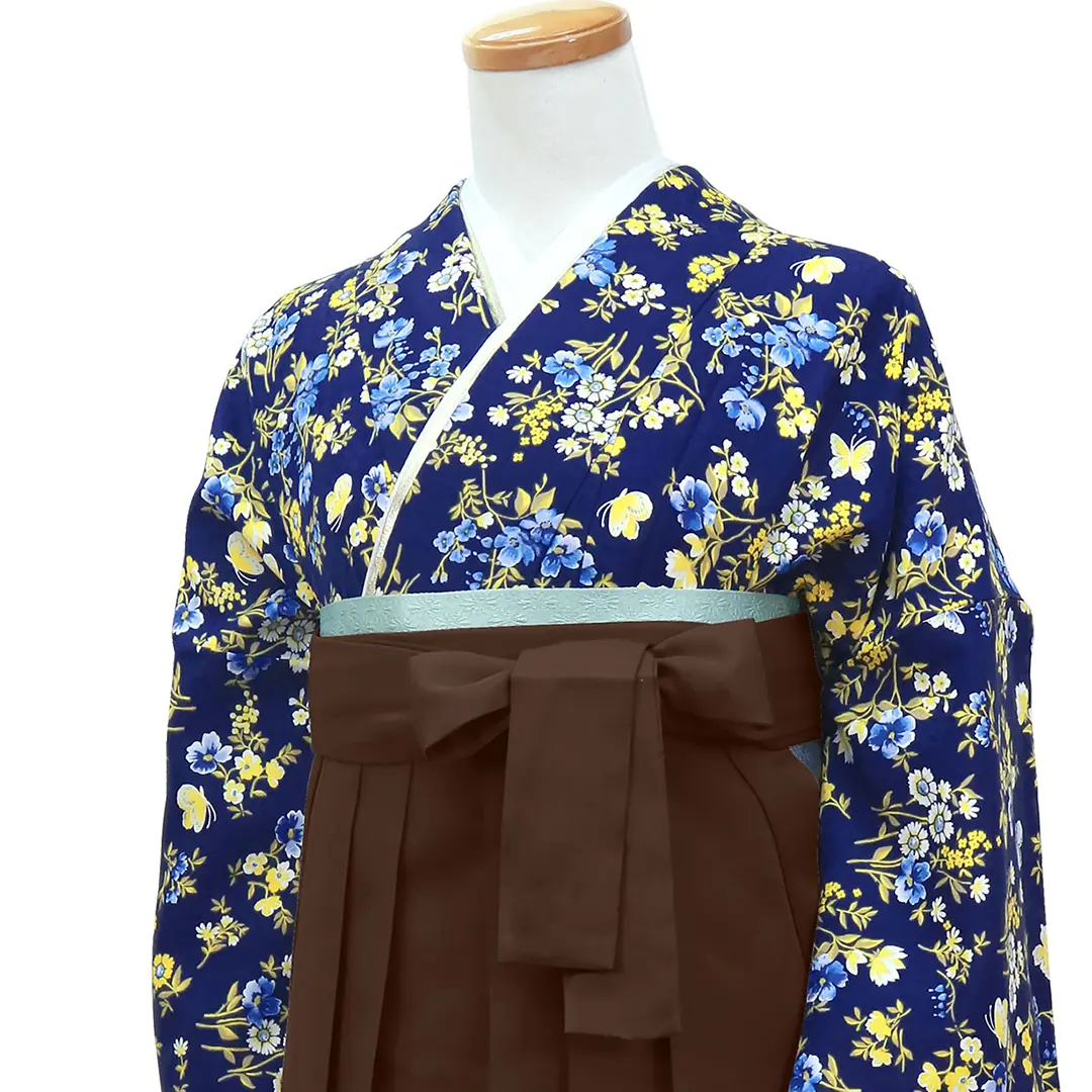 紺地に黄色とブルーの小花と蝶・茶色袴（無地）（二尺袖）／卒業式／斜め詳細