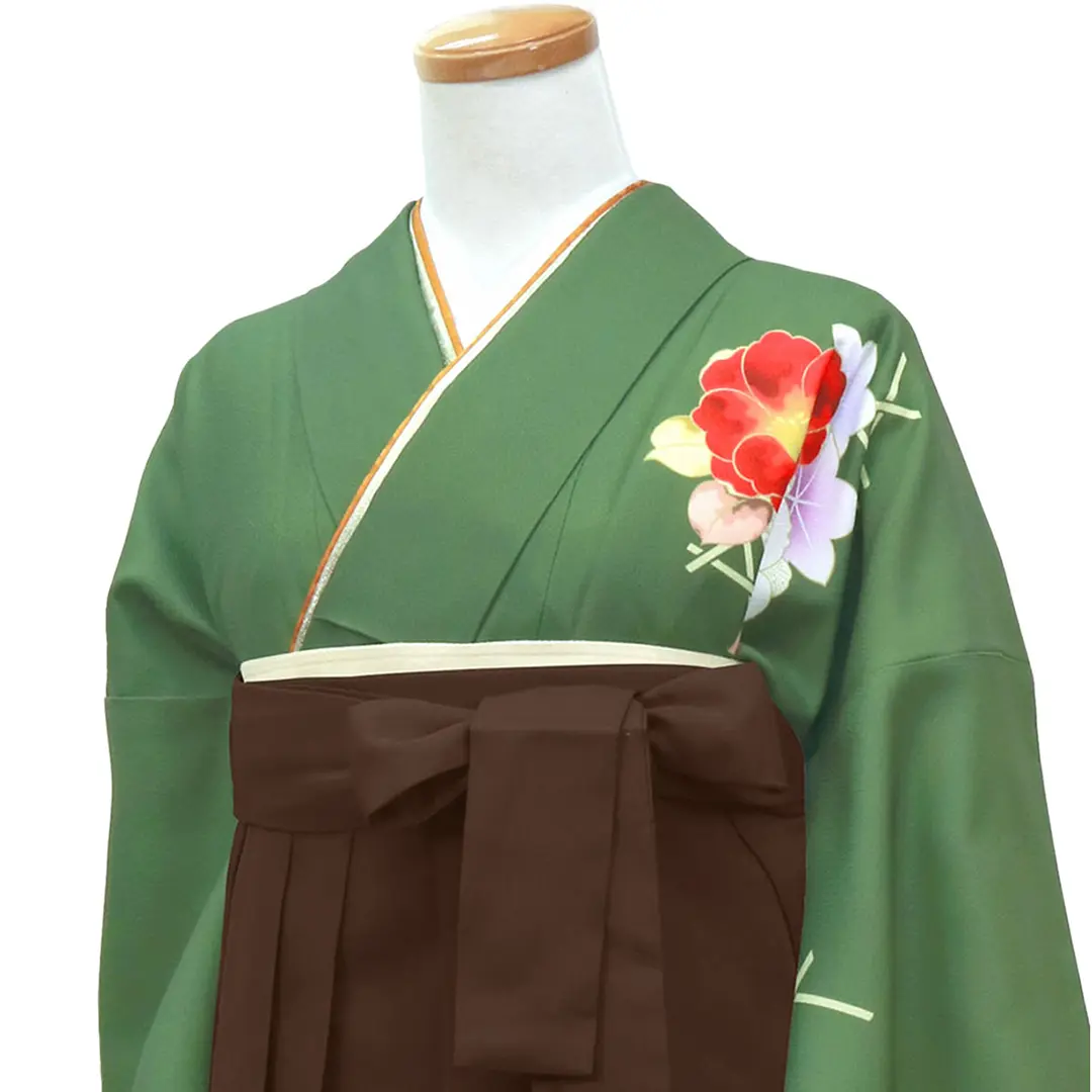 松葉色に牡丹・茶色袴（無地）（二尺袖）／卒業式／斜め詳細