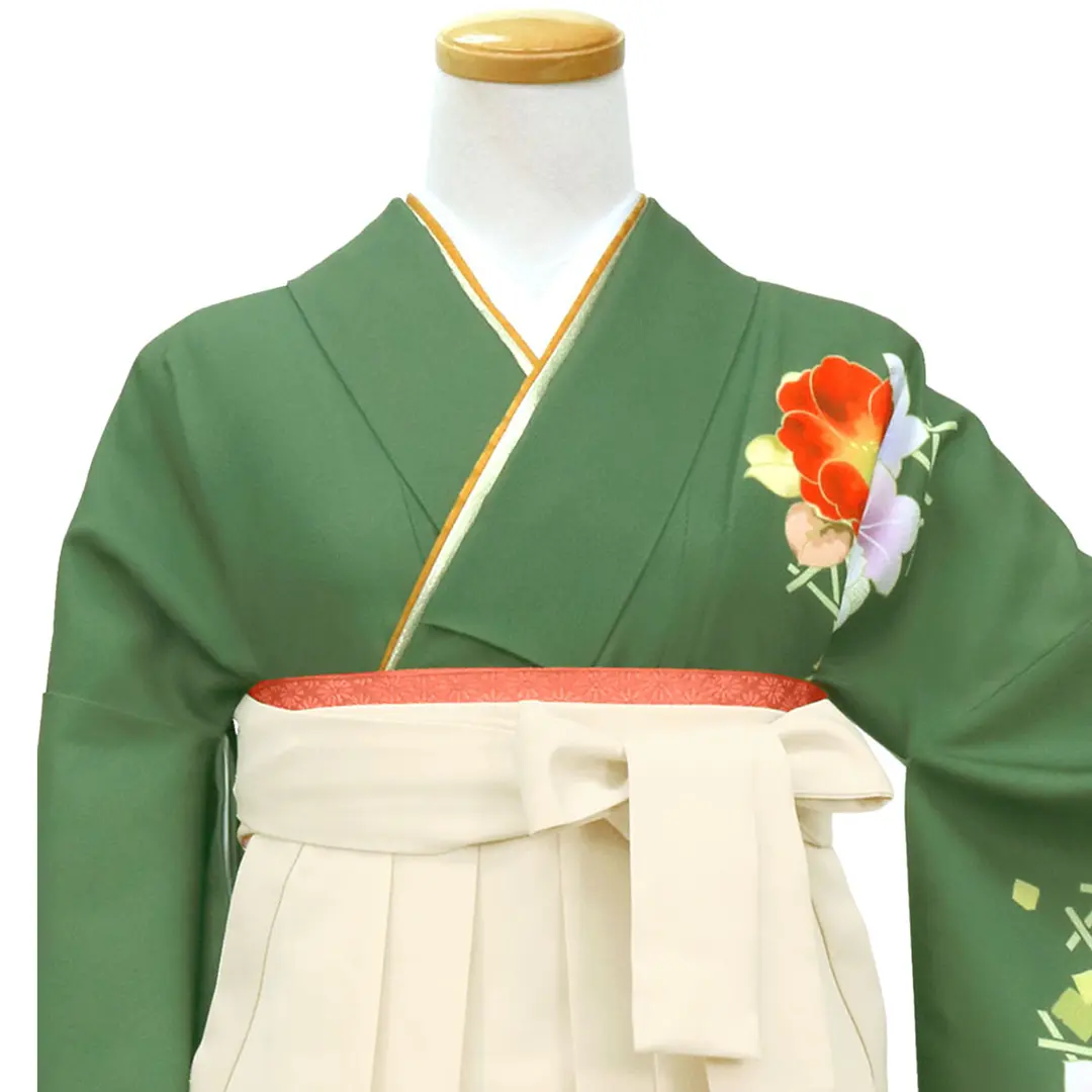 松葉色に牡丹・アイボリー袴（無地）（二尺袖）／卒業式／正面詳細