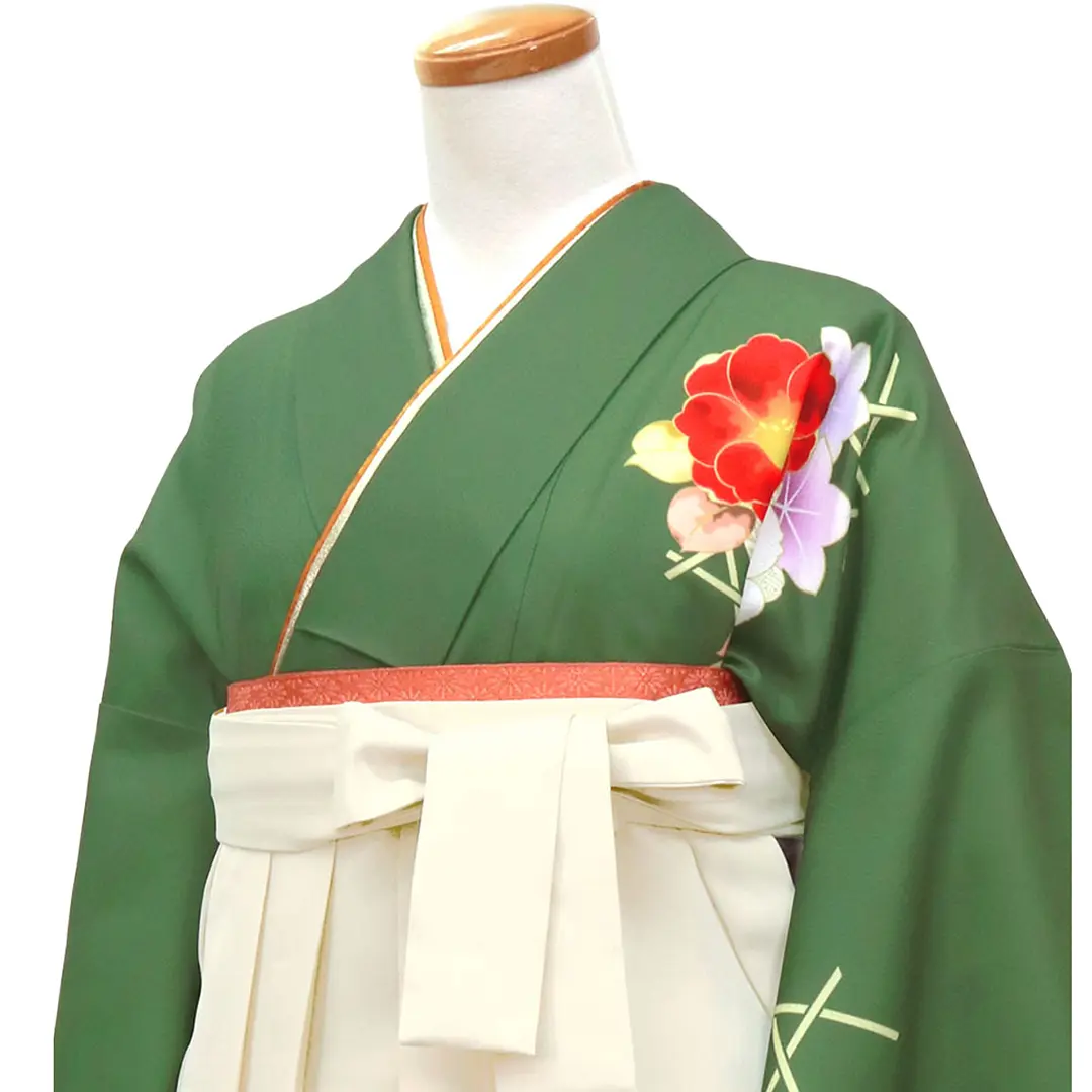 松葉色に牡丹・アイボリー袴（無地）（二尺袖）／卒業式／斜め詳細