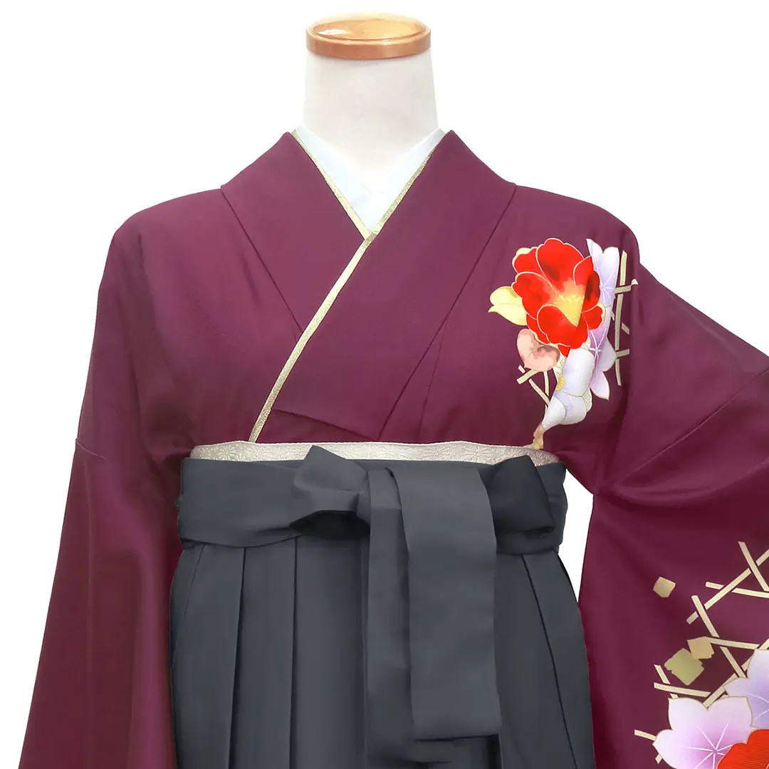 臙脂に牡丹・黒袴（ぼかし）（二尺袖）／卒業式／正面詳細