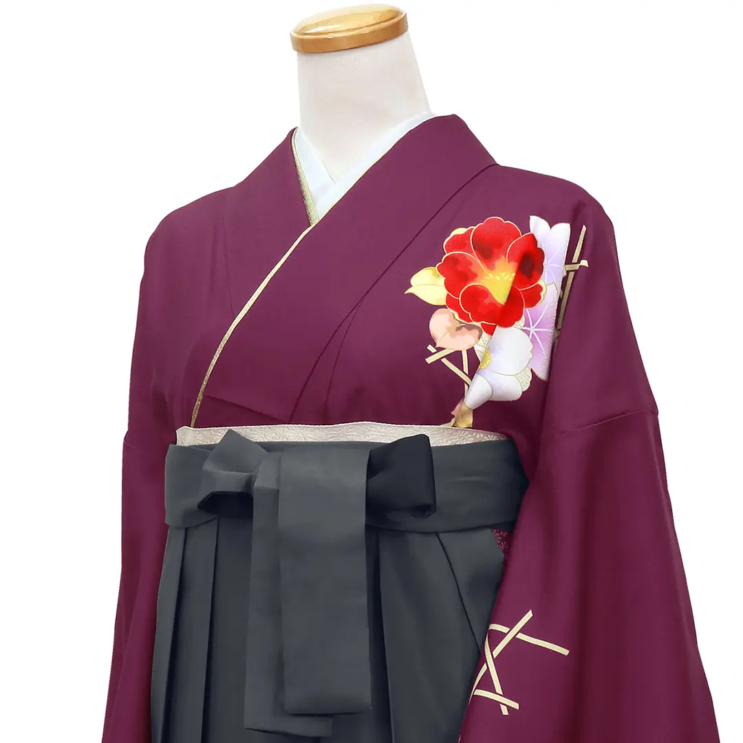 臙脂に牡丹・黒袴（ぼかし）（二尺袖）／卒業式／斜め詳細
