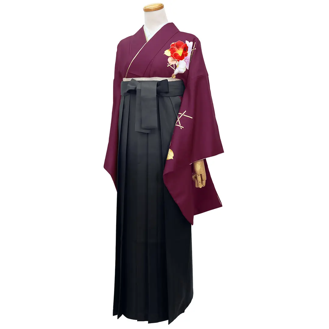 臙脂に牡丹・黒袴（ぼかし）（二尺袖）／卒業式／斜め