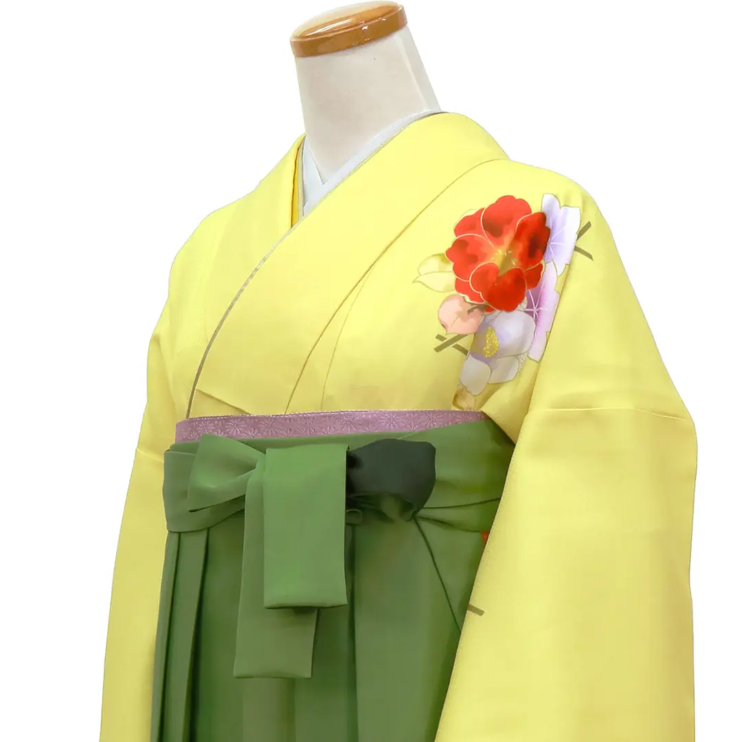 黄色地に牡丹・緑袴（ぼかし）（二尺袖）／卒業式／斜め詳細