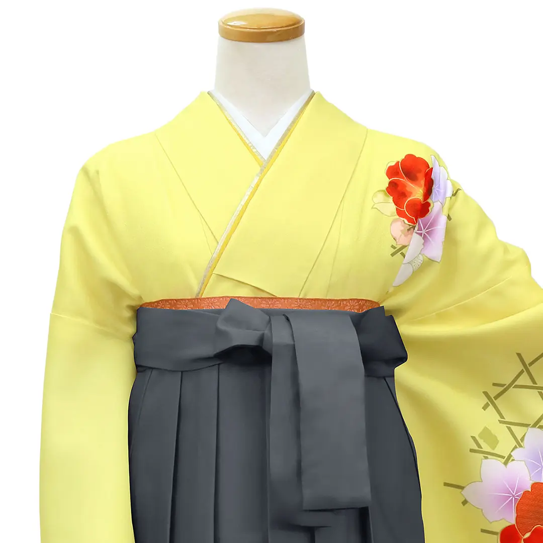 黄色地に牡丹・黒袴（ぼかし）（二尺袖）／卒業式／正面詳細
