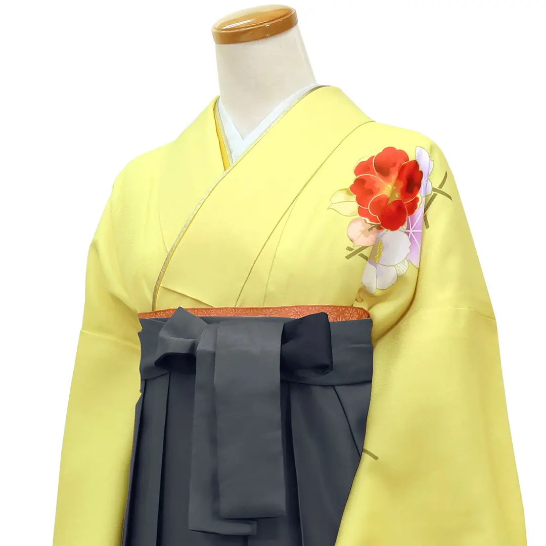黄色地に牡丹・黒袴（ぼかし）（二尺袖）／卒業式／斜め詳細