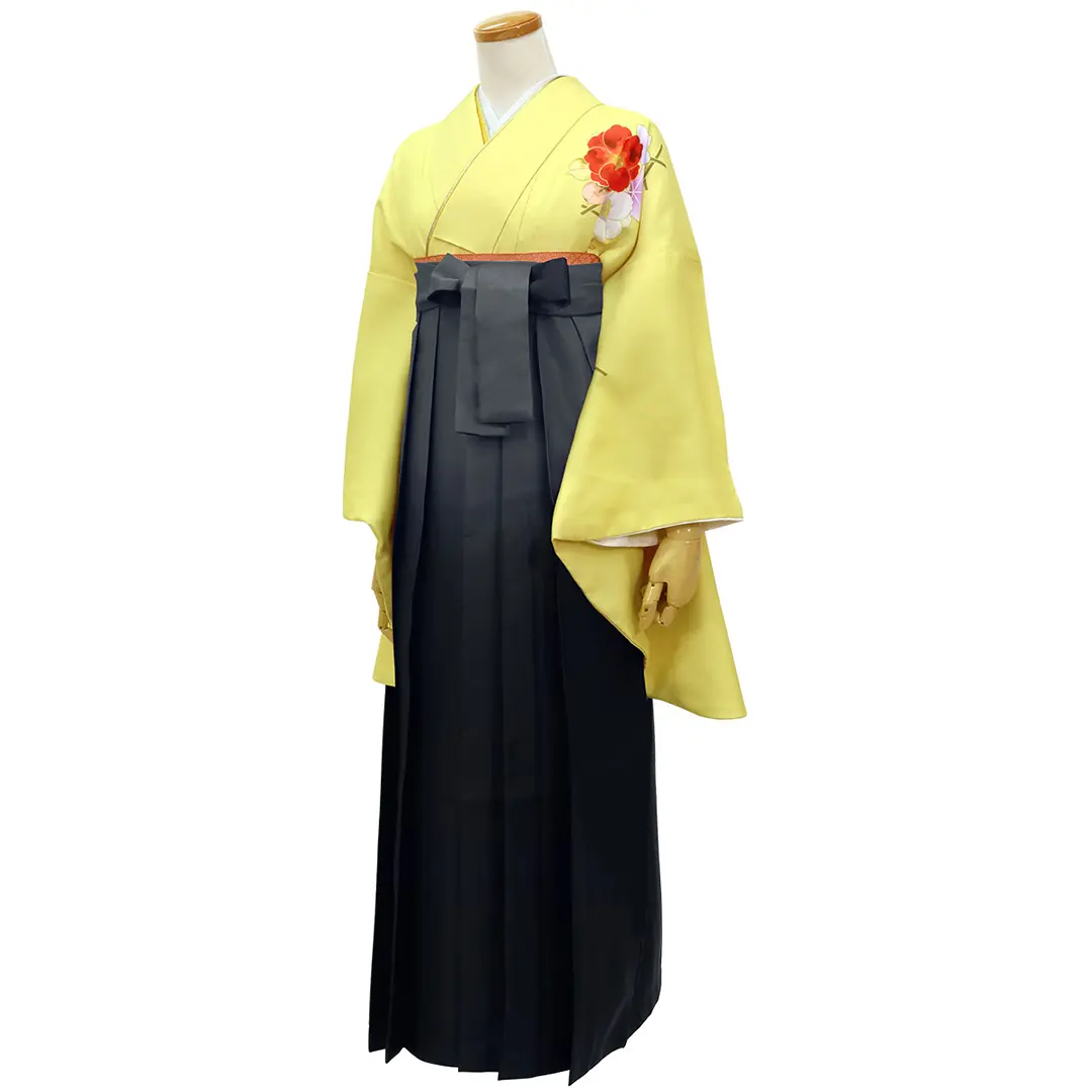 黄色地に牡丹・黒袴（ぼかし）（二尺袖）／卒業式／斜め