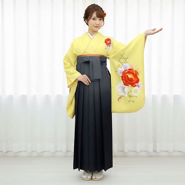 黄色地に牡丹・黒袴（ぼかし） （二尺袖）／卒業式 | 宅配着物レンタル