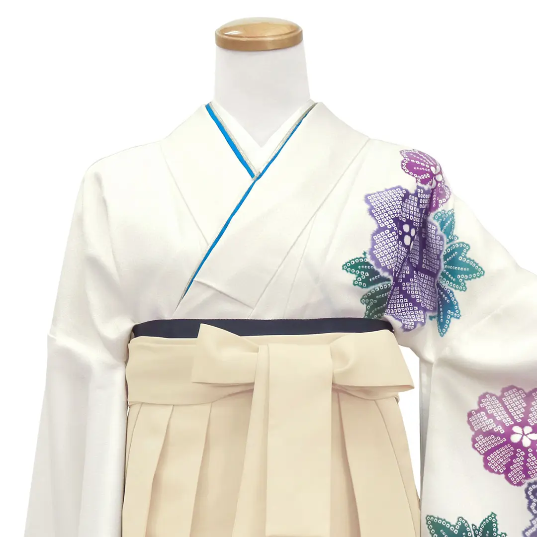 白地に疋田牡丹・アイボリー袴（無地）（二尺袖）／卒業式 正面詳細