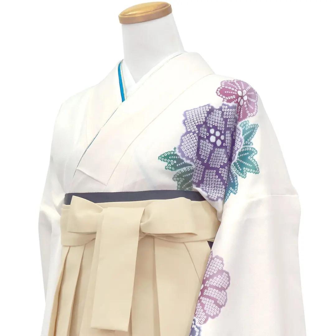 白地に疋田牡丹・アイボリー袴（無地）（二尺袖）／卒業式 斜め詳細